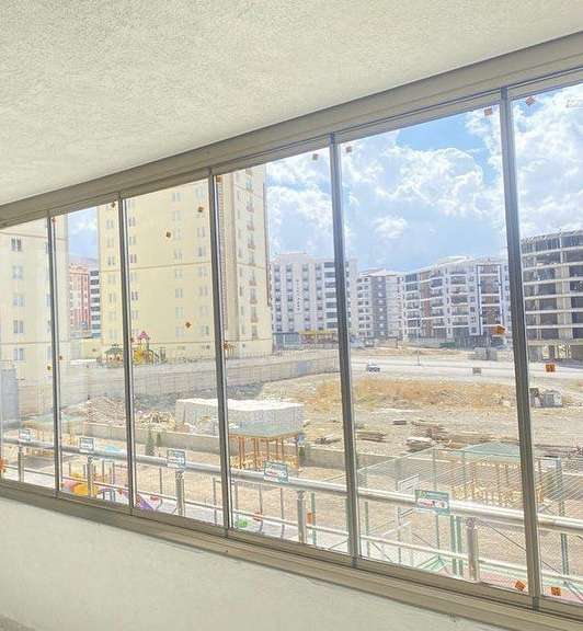 Balcon protejat cu sistem glisant din sticlă